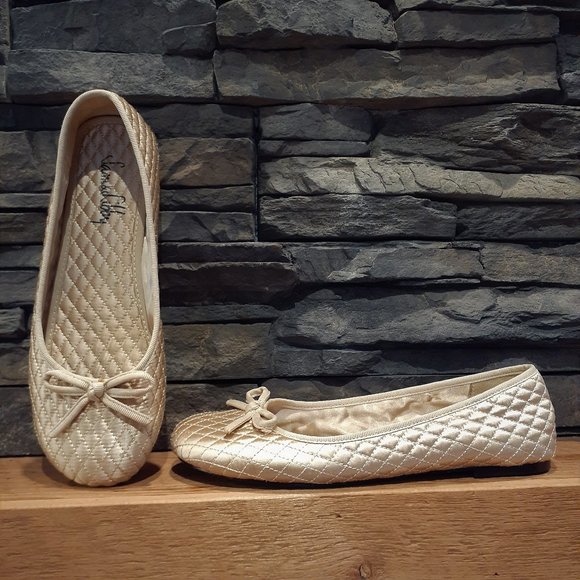 🎄3/$15 Sam & Libby Gold Satin Like Flats Size 7M Leather Soles - Picture 2 of 4